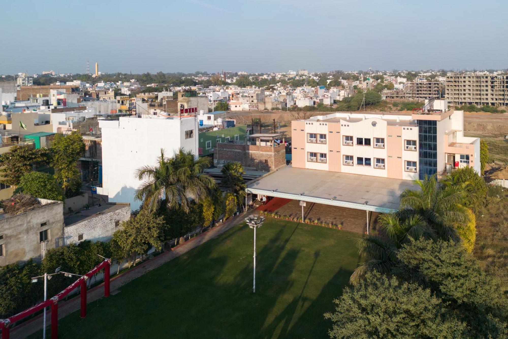 Ruchishree Garden Hotell Ujjain Exteriör bild